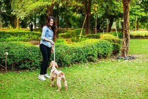 lindo indiano menina com dela Cocker spaniel cachorro foto