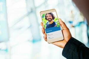 em branco Smartphone tela. Sombrio pele mão segurando uma telefone foto