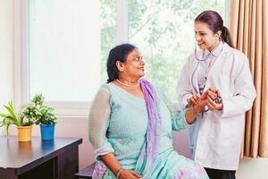 idosos mulher obtendo médico tratamento a partir de indiano médico foto
