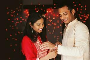 indiano mulher amarrar rakhi em dela do irmão mão para comemoro raksha bandhan rakshabandhan bhai dooj foto