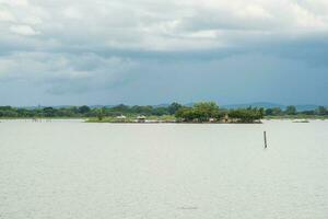 a flutuando plataforma acima a afundado têmpora do wat tilok aram dentro phayao lago a maior água fresca lago dentro a norte região do tailândia. foto