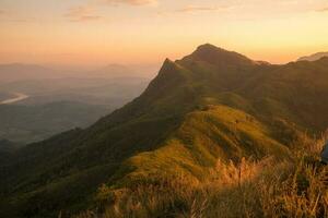 a lindo panorama do doi pha Espiga a icônico natural ponto de referência dentro Chiang rai província do Tailândia às pôr do sol. foto