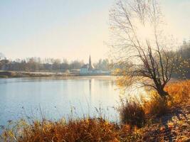 nebuloso ensolarado outono panorama com a velho Palácio. gatchina. Rússia. foto