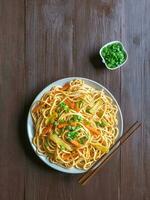 espaguete com legumes em uma prato foto