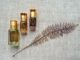 árabe oud perfume, attar dentro uma mini garrafa foto