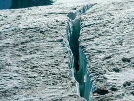 rachadura em a geleira. culpa dentro uma geleira, uma perigoso rachadura dentro a gelo em a Nevado declive do uma geleira. foto