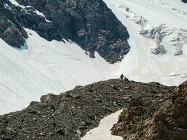 escalada a geleira. grande aktru geleira, Alto dentro a montanhas, coberto de neve e gelo. altai inverno panorama. Visão do Nevado declive em a caminho para a passar dentro a montanhas. foto