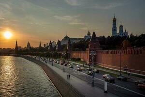 lindo pôr do sol Visão do a Centro do Moscou. tráfego geléia dentro a cidade Centro. foto