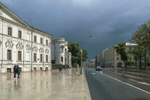 vozdvizhenka rua dentro Moscou. a Sol depois de chuva. lindo Visualizações do Moscou foto