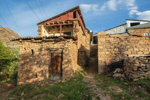 velho montanha Vila dentro daguestão. limitar becos do uma montanha Vila. rural argila e pedra casas dentro uma Vila dentro kakhib. foto