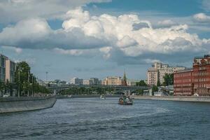 lindo Visão do Moscou. panorâmico Visão do a Moscou rio dentro Rússia às ensolarado verão dia foto