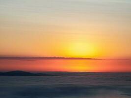 lindo ártico pôr do sol. cênico colorida céu às alvorecer. aéreo Visão do nascer do sol brilhante céu. topo Visão a partir de Alto altitude. foto