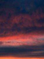 dramático pôr do sol com uma crepúsculo Sombrio azul cor do a céu e nuvens. natureza é a abstrato composição foto