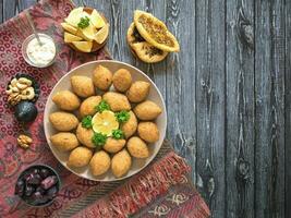 árabe Kebab. carne costeletas em uma placa. foto