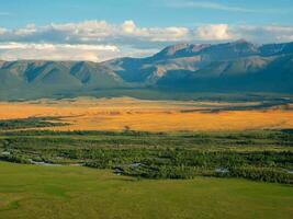 surpreendente passa, a montanhas e pedras do altai. outono panorama dentro Claro clima com enrolamento rio. caloroso luz solar e aberto espaço, liberdade. foto