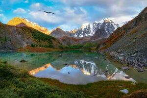 pitoresco montanha lago dentro a dramático dia, altai. lindo reflexão do montanhas, céu e branco nuvens. panorâmico visualizar. foto