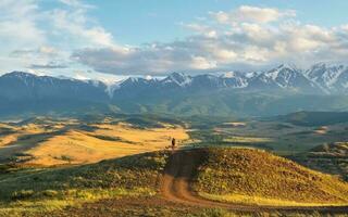 caminhando e caminhada trilhas dentro a montanha alcance dentro a tarde. caminhar acima uma limitar montanha caminho com uma deslumbrante Visão do a montanha outono vale. foto