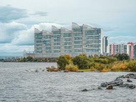 Novo arranha-céus edifícios dentro a tarde em a costa do a golfo, santo Petersburgo foto