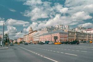 lindo verão Visão do Moscou com tráfego em a Avenida foto