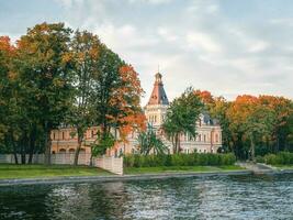 malaya neve apraksin casa dentro st. petersburgo, Visão através a malaya neve rio. Rússia. foto