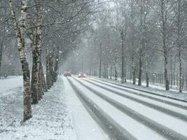 inverno tráfego carros. inverno país estrada dentro queda de neve foto