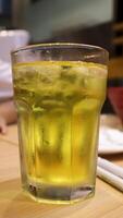 japonês verde chá ou ocha chá ou amarelo beber chá servido dentro uma alta vidro. ryokucha japonês chá. foto