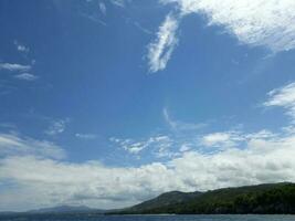 a vista do uma azul céu acima verde colinas em a costeiro Beira foto