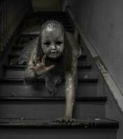 assustador bebê baixa escadas foto