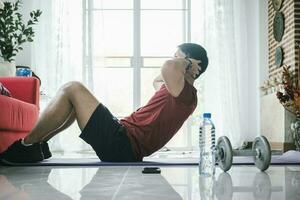 masculino ginástica instrutor mostrando exercícios Treinamento às casa usando computador portátil. foto