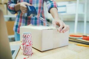 conectados o negócio proprietário preparando produtos para cliente. foto