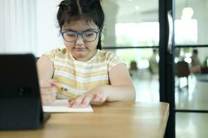 distância Aprendendo conectados Educação. foto