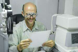 homem examinando visão dentro ótico clínica. foto
