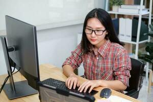 programadores e desenvolvedor equipes estão codificação e em desenvolvimento Programas foto