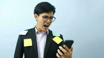 retrato do surpreso homem de negocios segurando Móvel telefone. foto