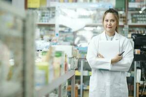 retrato do farmacêutico trabalhando dentro Drogaria. foto