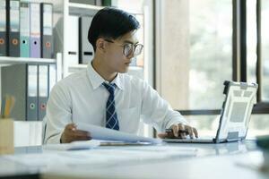 homem de negocios é analisando conectados marketing em computador portátil computador foto