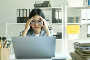 estressado excesso de trabalho empresária dentro a escritório. foto