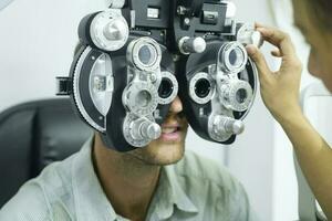 homem tendo olho teste usando foropter. foto