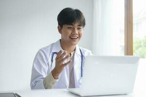 médico on-line, conectados médico comunicação rede com paciente foto