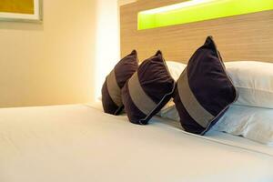 almofadas confortáveis decoram na cama foto