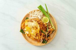 pad thai - mexa macarrão frito em estilo tailandês com ovo foto