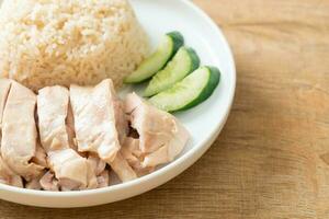 arroz de frango hainanese ou arroz cozido no vapor com canja de galinha foto