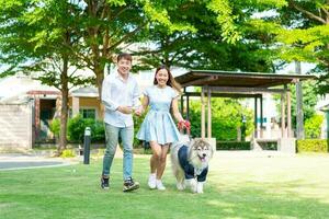 casal asiático ama com cachorro foto