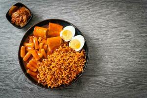 macarrão instantâneo coreano com bolo de arroz coreano e bolo de peixe e ovo cozido foto