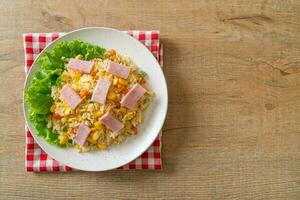 arroz frito com presunto e vegetais mistos foto