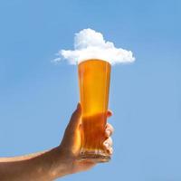 homem segurando um copo de cerveja com uma nuvem foto