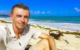 masculino turista viajando homem levando selfie playa del carmen México. foto