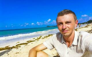 masculino turista viajando homem levando selfie playa del carmen México. foto