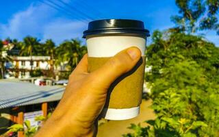 café para ir caneca dentro a tropical maxicano natureza lugar. foto