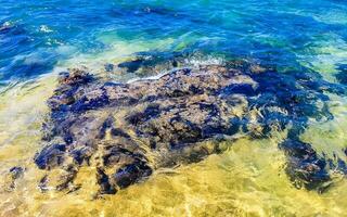 de praia areia azul turquesa água ondas pedras panorama porto escondido. foto